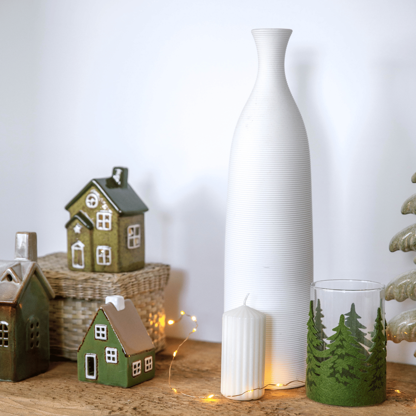 Une décoration de Noël avec des maisonnettes vertes