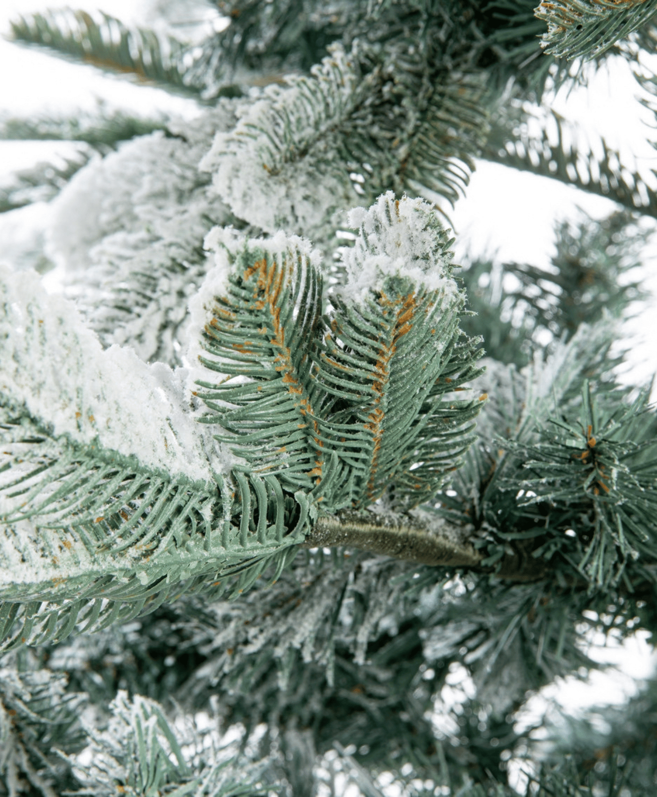 Un sapin artificiel enneigé