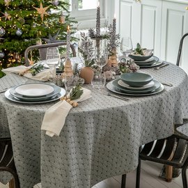Une table de fête et un sapin décoré au style nordique