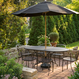 jardin avec un parasol au dessus d'une table pour protéger du soleil