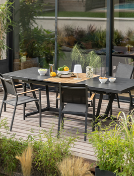 Une table de jardin sur une belle terrasse végétalisée