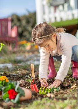 enfant au potager
