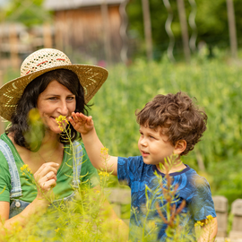 Une maman et son enfant en train de profiter des beaux jours dans le jardin