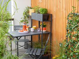 Une table petit espace sur un balcon.