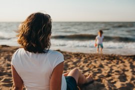 Une famille au bord de la mer méditerranée