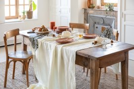 Une table habillée d'une nappe drapée dans une salle à manger