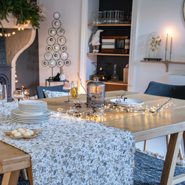 Un intérieur décoré pour noël au style contemporain