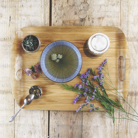 Une tisane et un verre sur un plateau