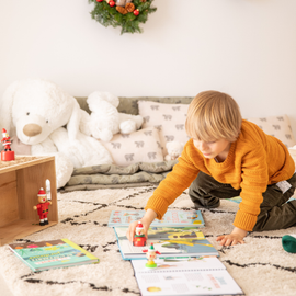 Un enfant qui joue avec ses jouets