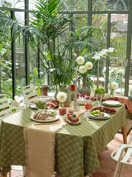 Une table dans une serre d'intérieur décorée avec des plantes