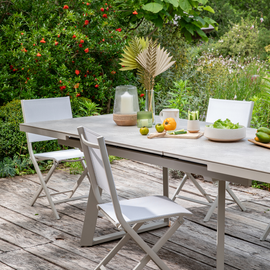 Un zoom sur la table de jardin malo beige