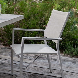 Une chaise de table de jardin