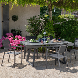 Table de jardin graphite en terrasse