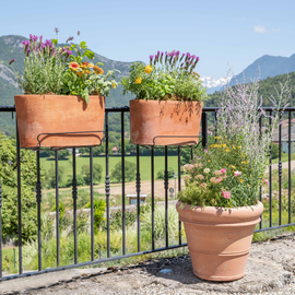 Pots et jardinières en terre cuite sur un balcon