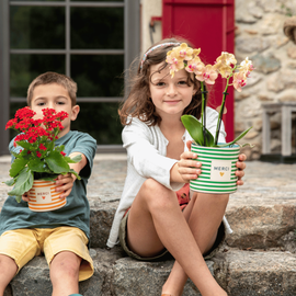 Enfants avec des fleurs en extérieur