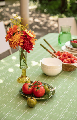 Une table exterieur d'été au style campagne avec des fleurs