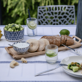 Un plateau sur une table d'exterieur au jardin pour l'apéro