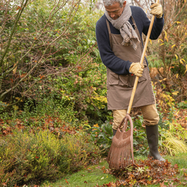 Geste de ramassage des feuilles à l'automne