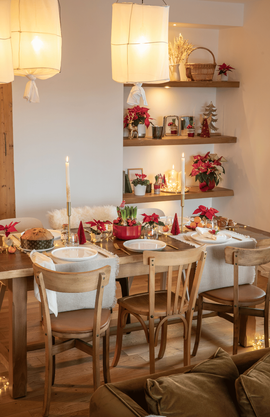 Une jolie table dressée avec des fleurs de Noël