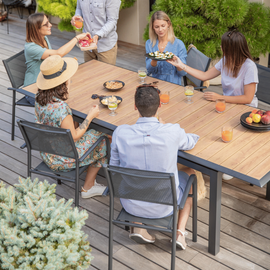 Amis prenant un apéritif en extérieur