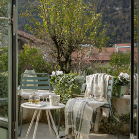 Chaises et tables sur un blacon à l'automne