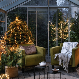 Ambiance chaleureuse de Noël, avec une décoration soignée et un esprit cocooning