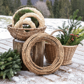 Matériel pour fabriquer sa propre couronne de Noël.