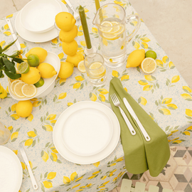 Une table colorée sur le thème des agrumes avec beaucoup de citrons et de la vaisselle blanche
