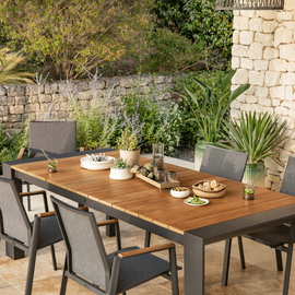 Table Capucine en entier sur une terrasse