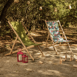 Une chilienne agrafée amovible coloris vert mousse et la chilienne matelassée La Petite fleuriste sur une aire de jeux extérieur