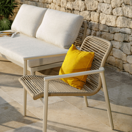 Le salon bas Sollya sur une terrasse contemporaine