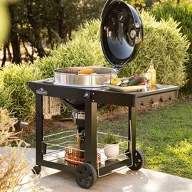 Barbecue noir sur une terrasse en été
