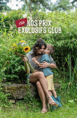 Mère et fils dans le jardin avec un bouquet de tournesol
