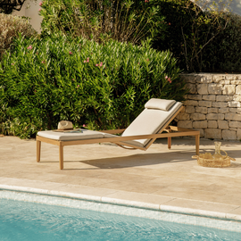 Bain de soleil près de la piscine au soleil