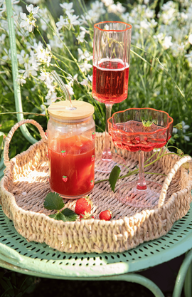 irops, sodas et boissons à la fraise dans un panier en osier au cœur de la nature