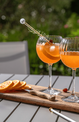 Boisson sans alcool dans un verre à l’orange