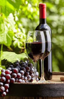Verre de vin rouge accompagné de raisins