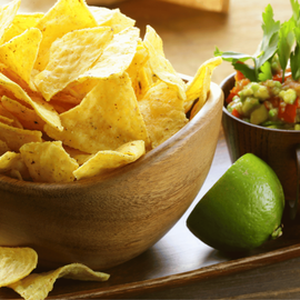 Chips et guacamole dans des bols.