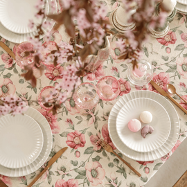 Table de la collection déco "Elegante hellebore" avec une nappe au motif fleurie