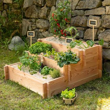 Zoom sur un potager à 3 étages en bois