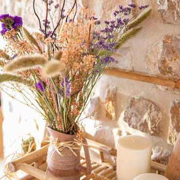 Un vase avec des fleurs séchées