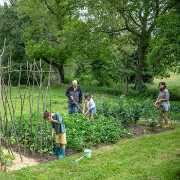 Une famille au potager