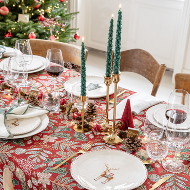 Des décorations sur une table de Noël