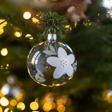 Une boulle de noël fleur comme suspension