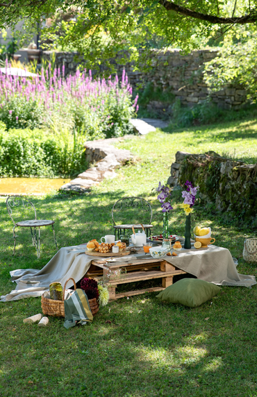 Une table de fête des mères en extérieur