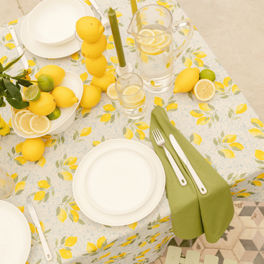 Une table colorée sur le thème des agrumes avec beaucoup de citrons et de la vaisselle blanche