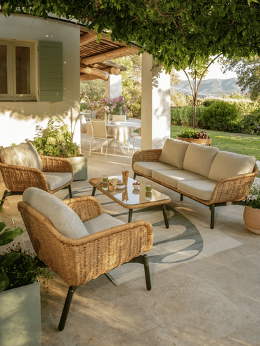 Le salon bas aralia sous une pergola en extérieur