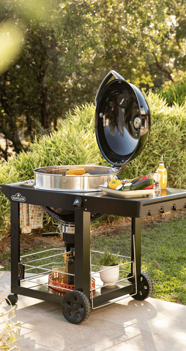 Barbecue noir sur une terrasse au soleil en été