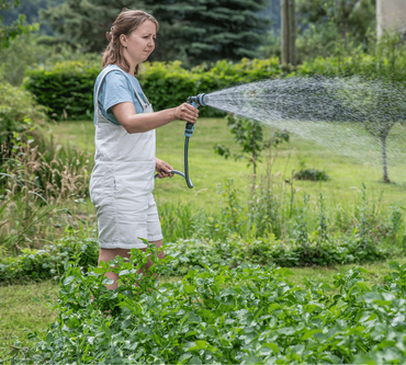 Femme qui arrose son jardin