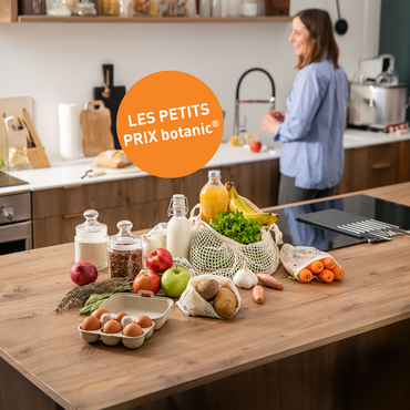 Une femme dans sa cuisine et une mise en avant des petits prix botanic®